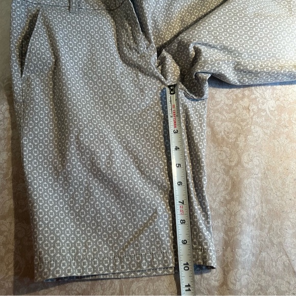 J Crew ~ Classic 10” Gray + White Print Bermuda City Fit Chino Shorts in size 2 - Picture 9 of 10